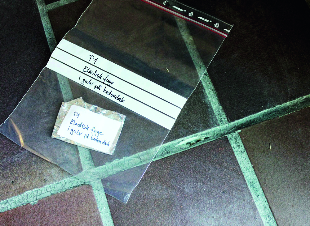 Expansion joint between concrete decks