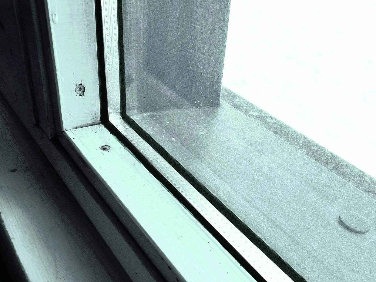  Insulating glazing unit with aluminium spacer profile between panes.