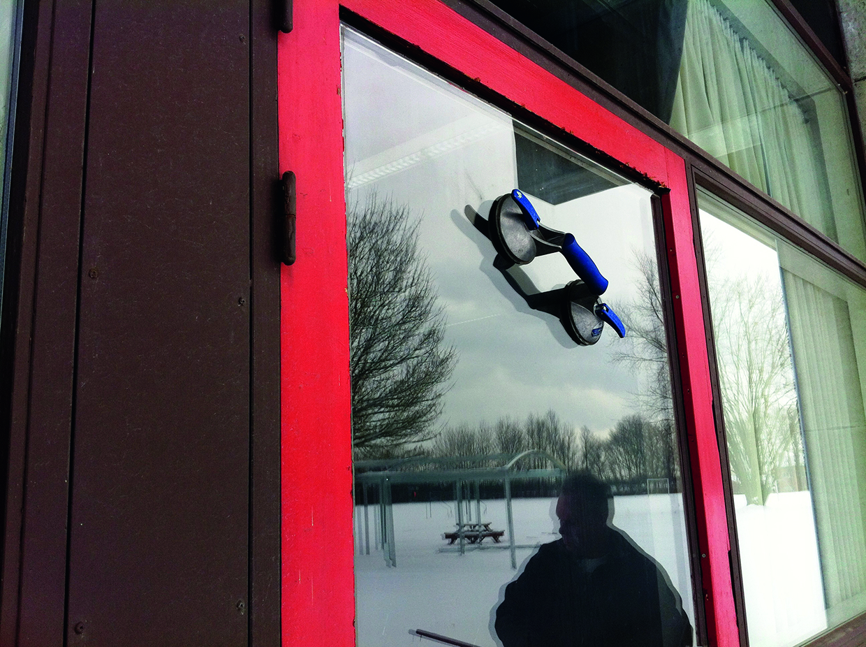 Insulating glazing unit ready to be tilted outwards